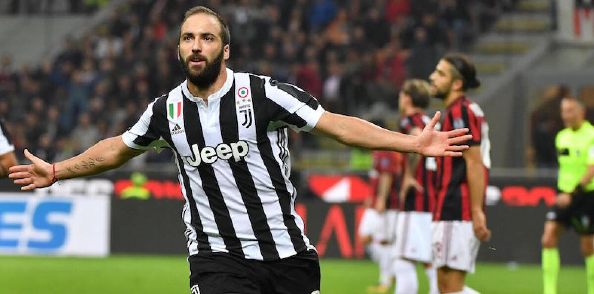 La Juventus fa un favore alla Fiorentina, allo Stadio San Siro è 0-2, Milan ko. Doppietta di Higuain - Juventus' forward Gonzalo Higuain celebrates after scoring the first goal of the italian Serie A soccer match between  AC Milan and Juventus FC at Giuseppe Meazza stadium in Milan, Italy, 28 October 2017. ANSA/ DANIEL DAL ZENNARO