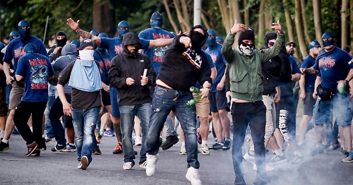 Paura al Colosseo: ultras Roma assaltano supporters del Chelsea. Dentro al pub con i bastoni, diversi feriti - 