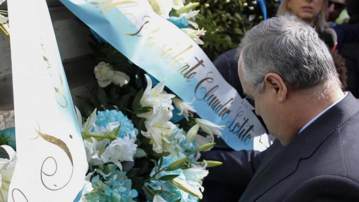 Gettata nel Tevere la corona di fiori deposta da Lotito e intanto spunta anche un misterioso messaggio... - 