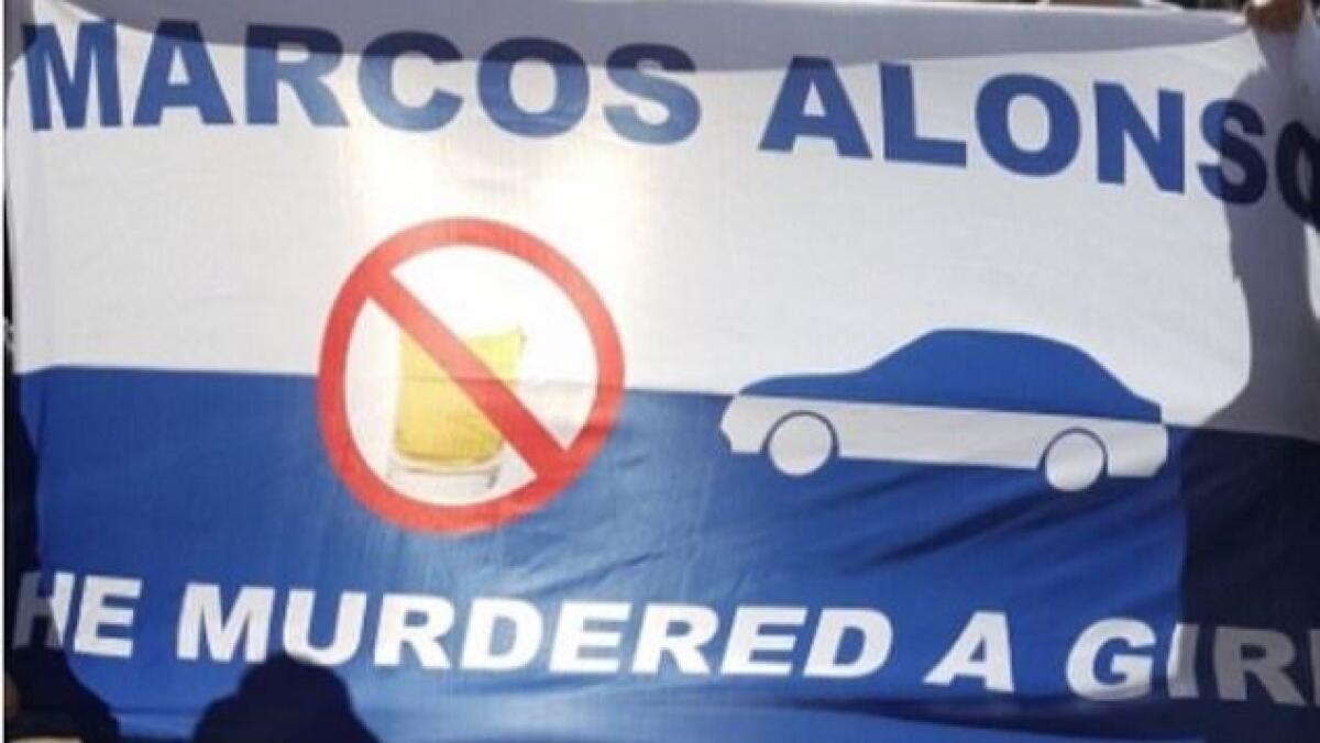 Premier, striscione shock contro l'ex viola Marcos Alonso: "Sei un assassino" - 
