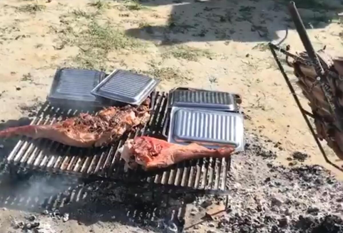 I giocatori della Fiorentina finiscono l'allenamento e restano al centro sportivo per un asado di squadra (VIDEO) - 