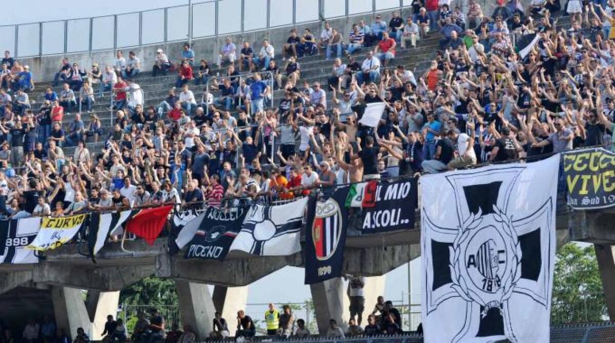 Gli ultrà dell'Ascoli disertano il minuto di riflessione dedicato ad Anna Frank. Il sindaco: "Gravissimo danno d'immagine" - 