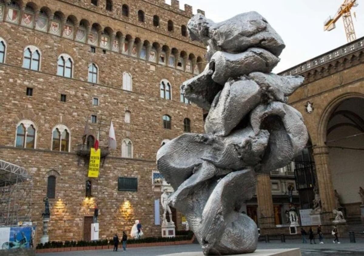 La scultura di arte contemporanea in Piazza della Signoria non piace nemmeno a Saponara: "What is this?!" - 