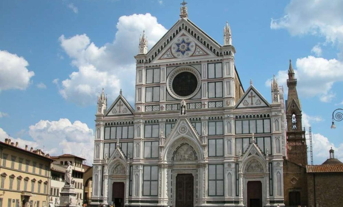 Tragedia a Firenze, si stacca un pezzo all'interno della basilica di Santa Croce, muore un turista - 