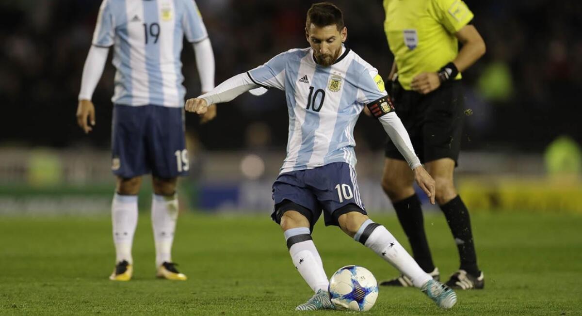 Tanta sfortuna e una super difesa peruviana. L'Argentina rischia di non andare al mondiale, è solo 0-0 alla Bombonera - 