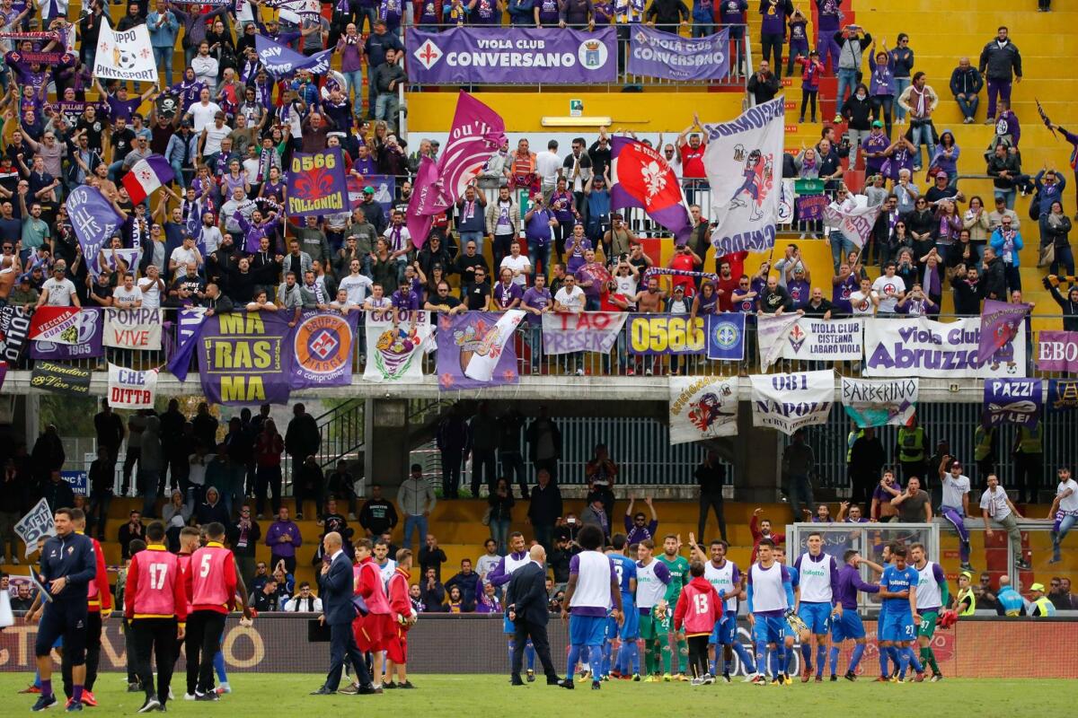 Della Valle nel mirino anche nella trasferta di Benevento, tanti i cori contro la proprietà - 