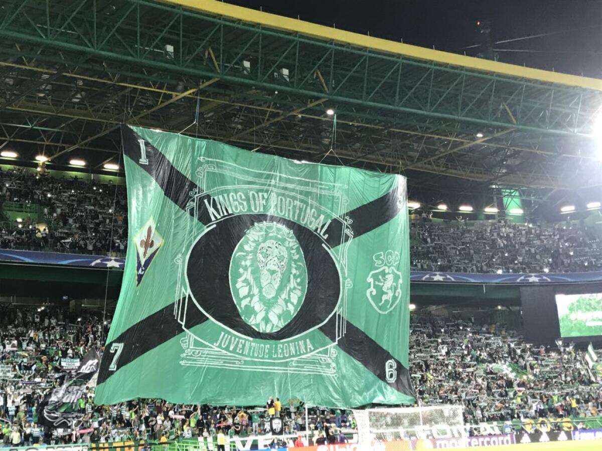 Lo Sporting incontra la Juventus e nella coreografia mostra lo scudetto della Fiorentina - La coreografia dei tifosi dello Sporting Lisbona