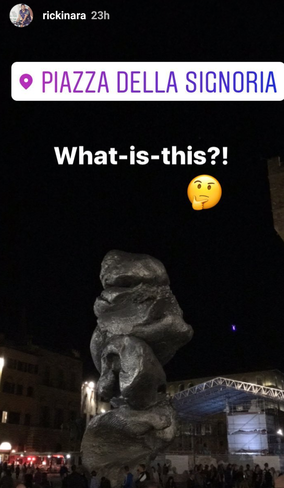 "What is this" così Saponara commenta la scultura in Piazza della Signoria