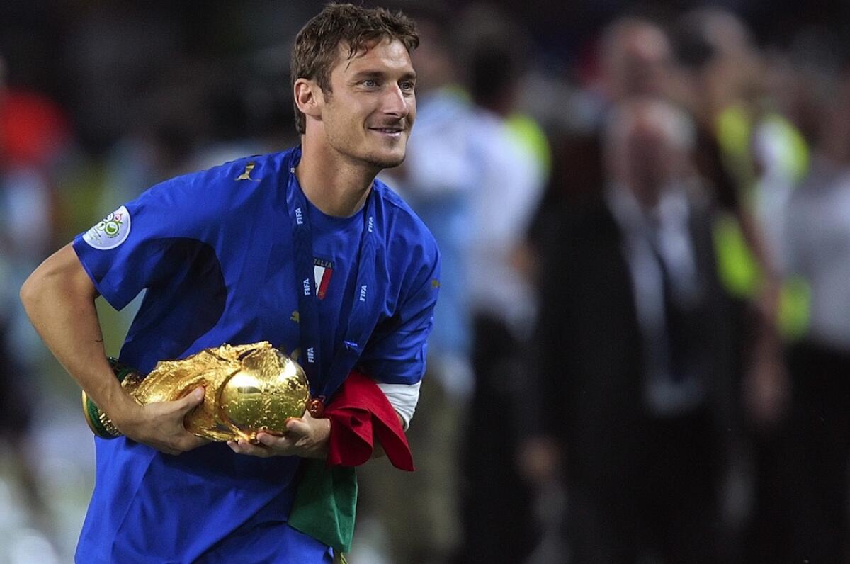 Totti: "Nazionale? Voglio Tommasi in Figc e Montella allenatore. Rifaccio la Roma dello scudetto perché..." - Berlin, GERMANY:  Italian midfielder Francesco Totti carries the World Cup trophy after the World Cup 2006 final football game Italy vs.France, 09 July 2006 at Berlin stadium.  Italy won the World Cup final on penalties Sunday after a dramatic final 