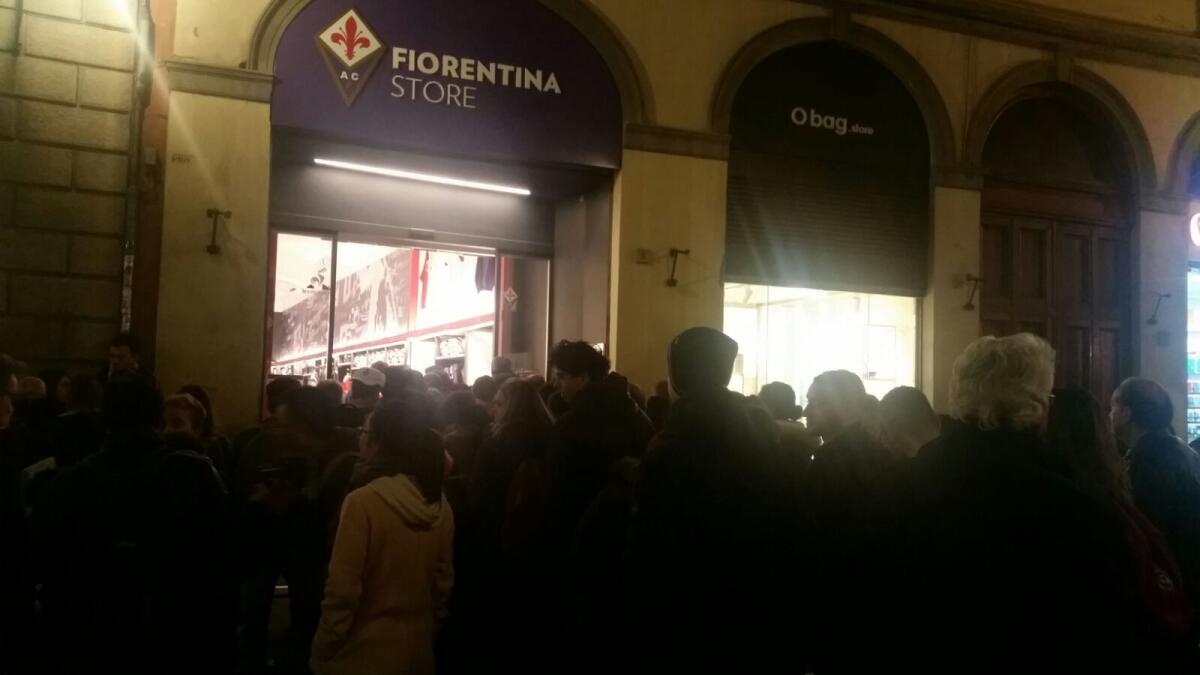 FOTO, Quasi 100 tifosi al Fiorentina Store del Duomo per Simeone e Astori nel pieno centro di Firenze - 