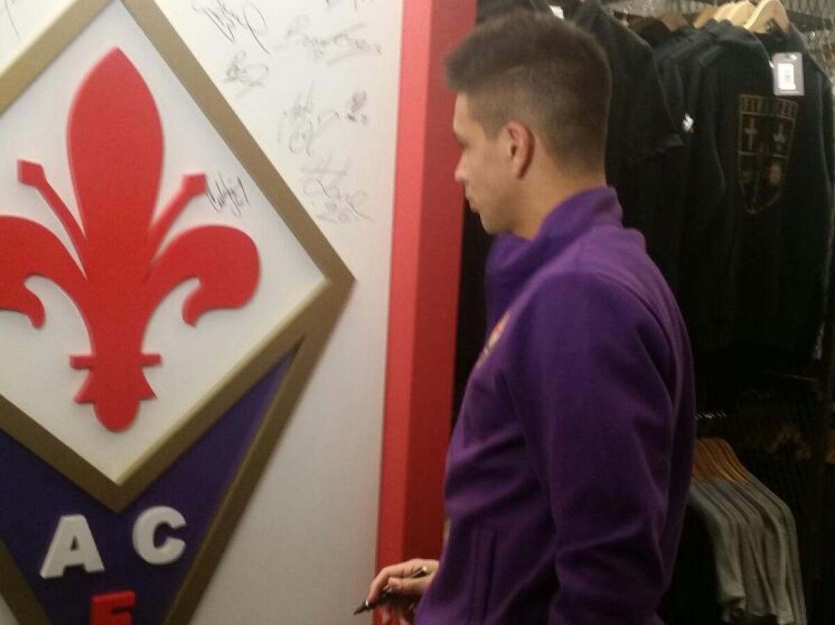 FOTO, Simeone e Astori allo Store del Duomo. Il Cholito firma il logo della Fiorentina - Simeone firma lo scudetto della Fiorentina