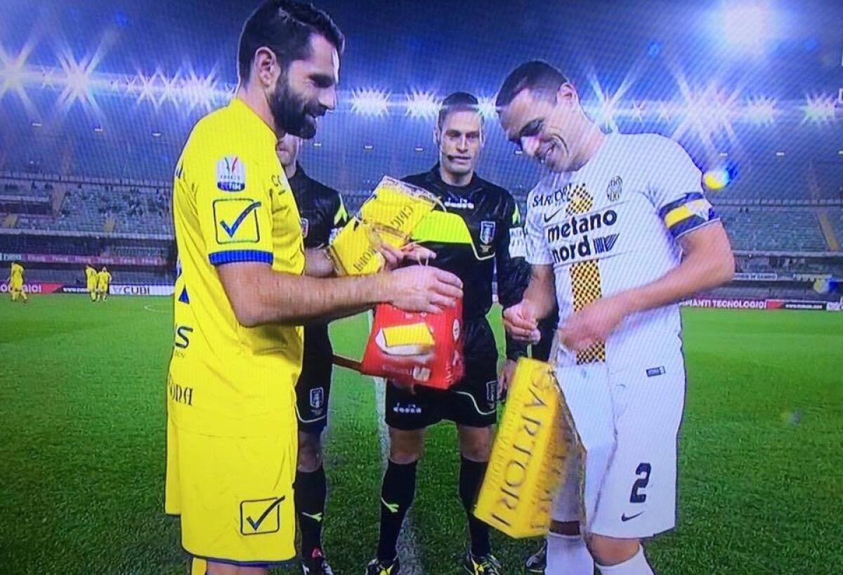 Gagliardetti? Macché, i capitani di Chievo e Hellas Verona si scambiano panettone e vino - 