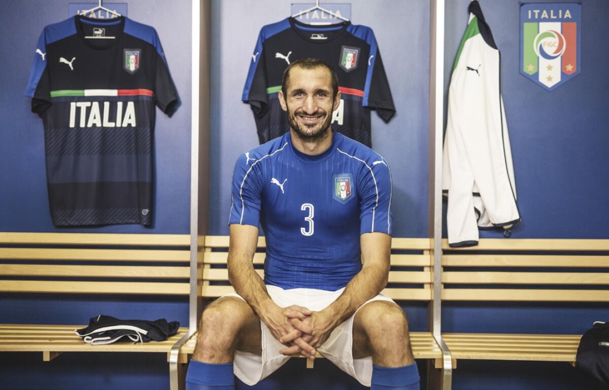 VIDEO, la vergognosa simulazione di Chiellini per far espellere l'attaccante della Svezia Berg - 