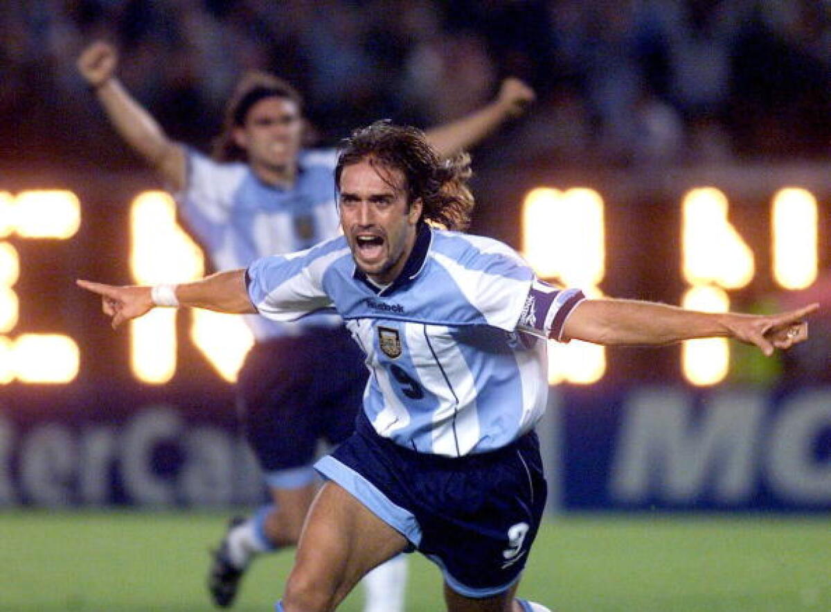 Batistuta: "Mi scoccia che Messi abbia superato il mio record in nazionale. Mi vantavo di questo" - BUENOS AIRES, ARGENTINA - OCTOBER 08:  WM QUALIFIKATION 2000, Buenos Aires; ARGENTINIEN - URUGUAY (ARG - URU) 2:1; Gabriel BATISTUTA/ARG - JUBEL -  (Photo by Bongarts/Getty Images)