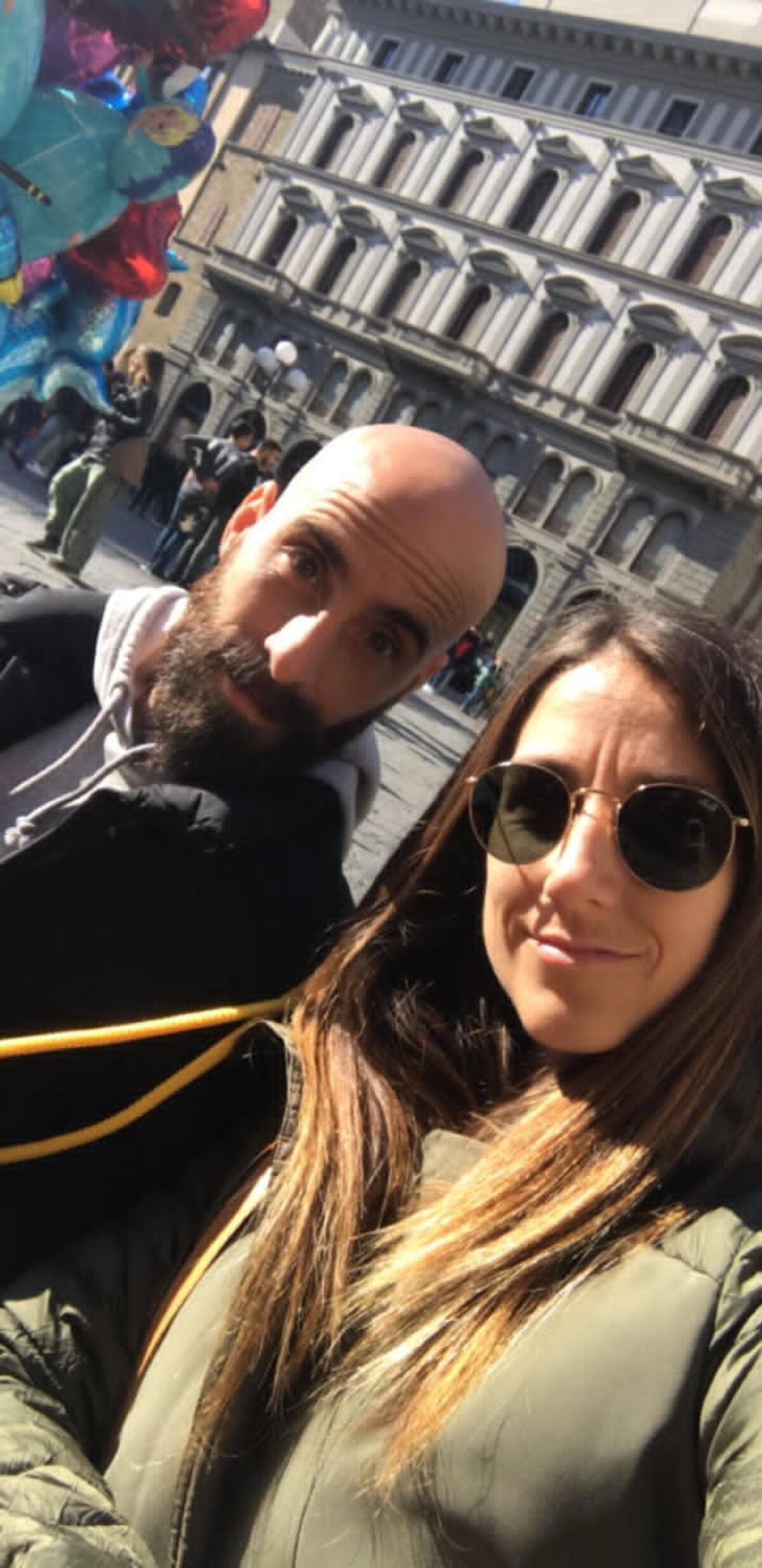 Lady Valero: "Firenze mi è rimasta nel cuore, giusto correre lì. Borja? Sta bene a Milano" - Borja Valero a Firenze con la sua famiglia, qui con la moglie Rocio