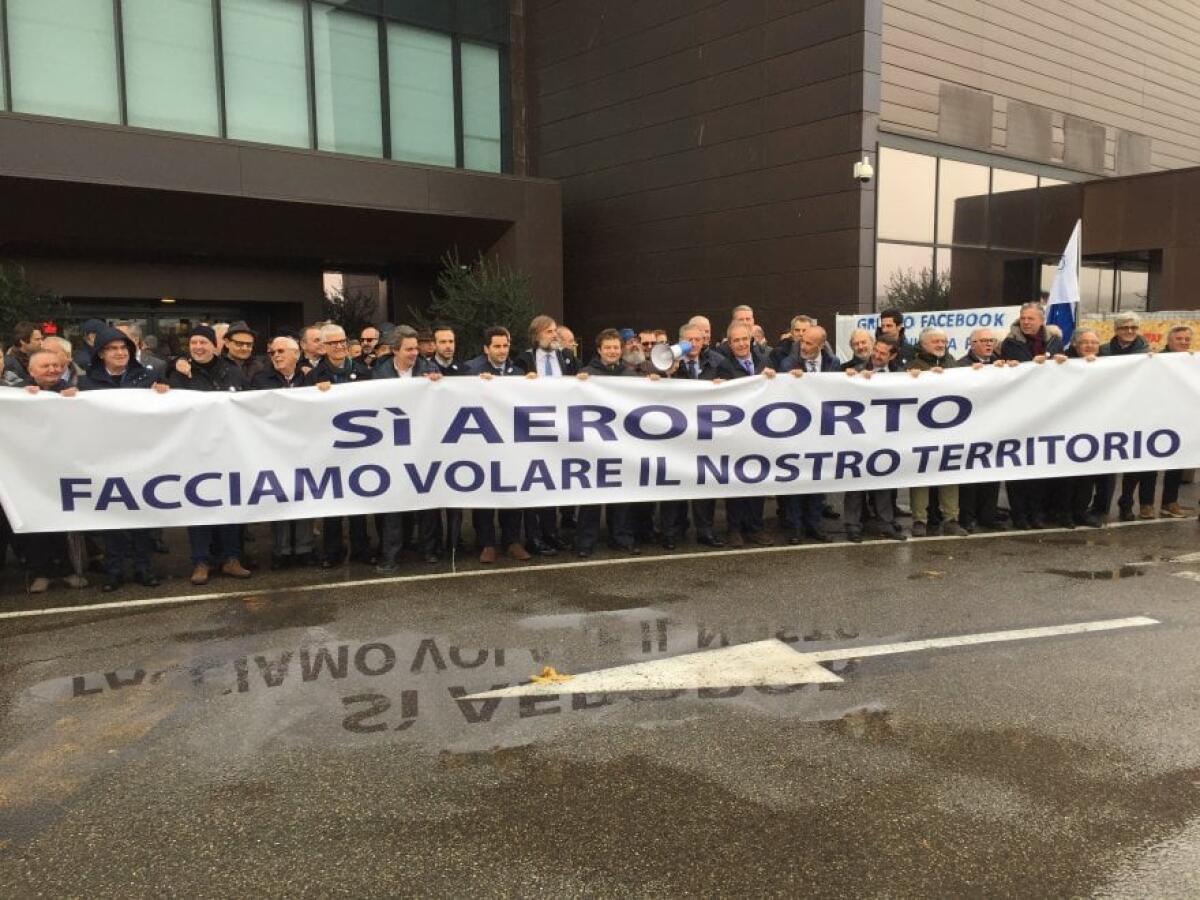 Gli imprenditori di Firenze scendono in strada per avere un aereoporto di livello. Ferragamo prende il megafono - 