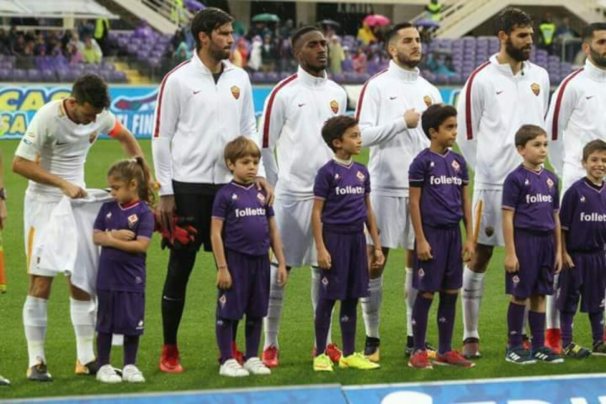 FOTO, la bambina con la maglia della Fiorentina ha freddo? Florenzi si toglie la giacca e la copre - 