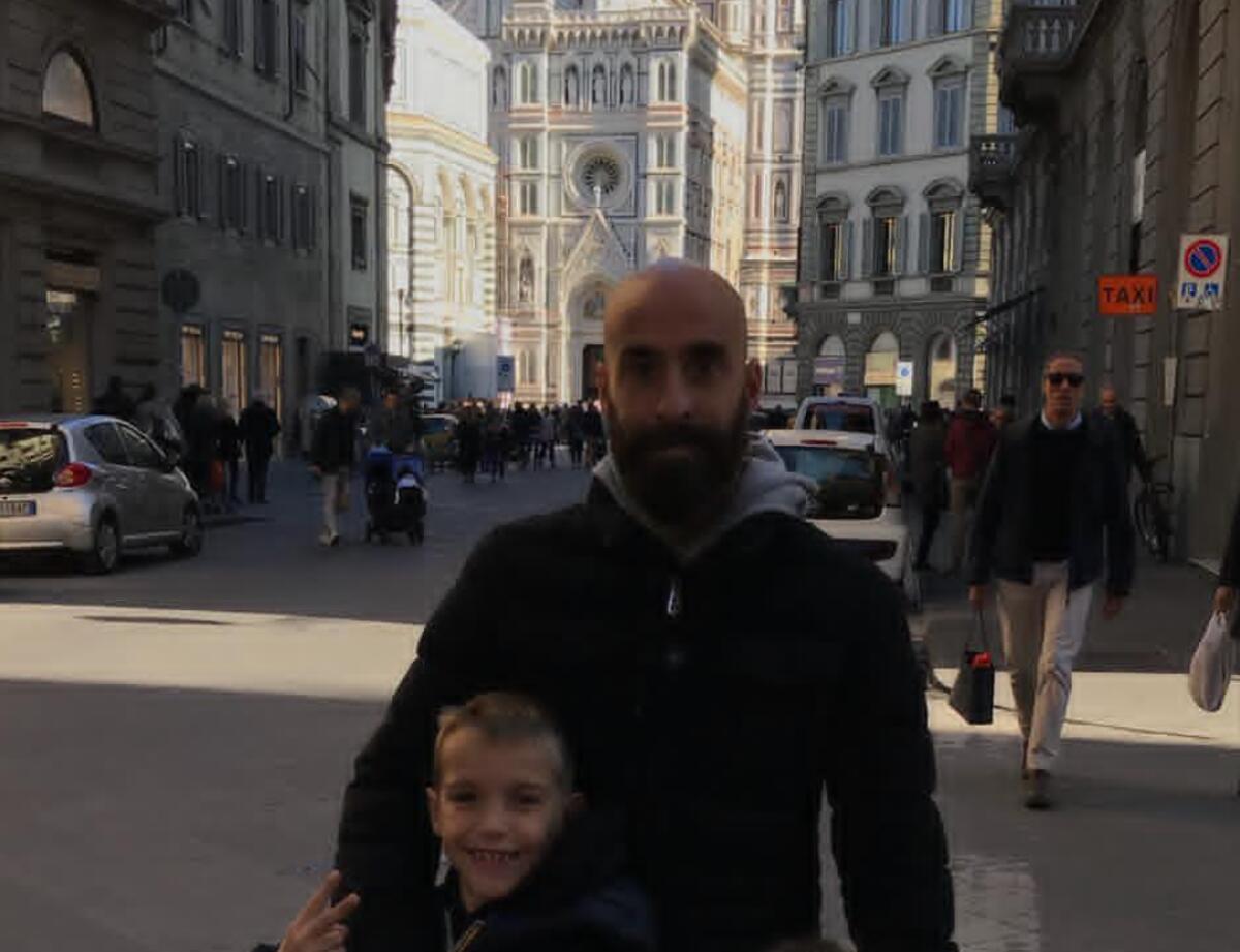 FOTO e VIDEO, Borja Valero torna a Firenze: "Quante volte in piazza della Repubblica? 100 mila..." - Borja Valero a Firenze con la sua famiglia, qui con il figlio Alvaro