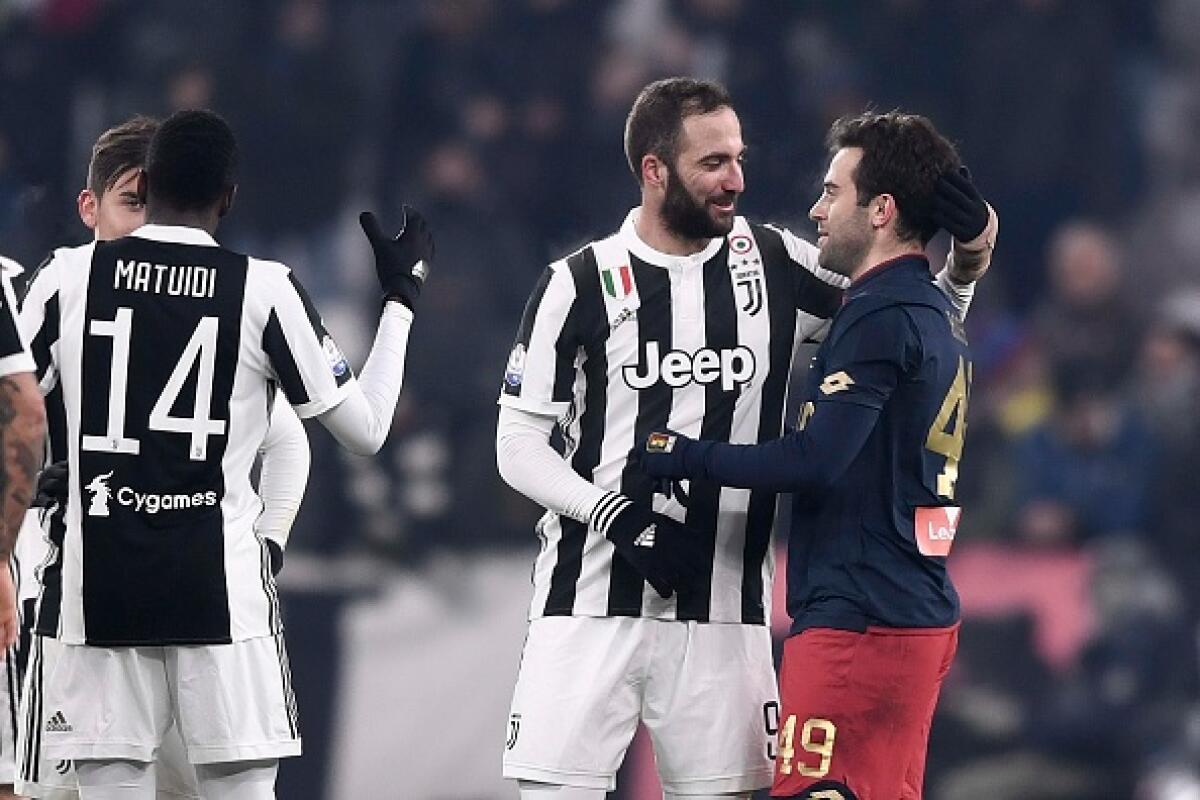 Pepito e quella palla già sul dischetto: rigore tolto dal VAR contro la Juve, ma lui... - TURIN, ITALY - DECEMBER 20: Gonzalo Higuain of Juventus  greets Giuseppe Rossi of Genoa CFC at the end of  the TIM Cup match between Juventus and Genoa CFC at Allianz Stadium on December 20, 2017 in Turin, Italy.  (Photo by Daniele Badolato - Juventu