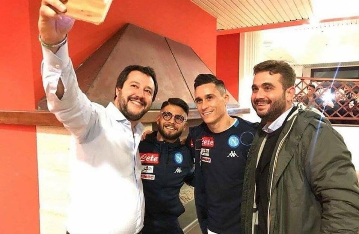Caos a Napoli per una foto con Salvini: "Ci ha chiesto scusa per alcune frasi, scuse non accettate" - 