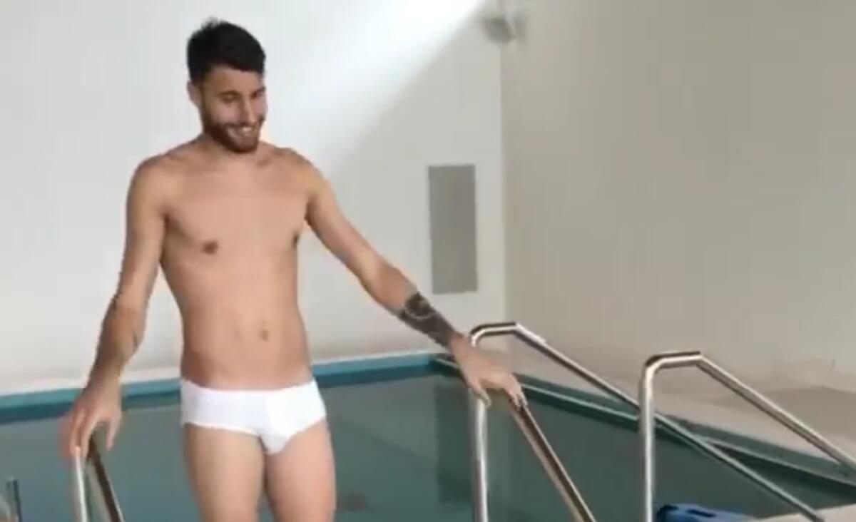 VIDEO, Sportiello si immerge nell'acqua ghiacciata e Chiesa, Cerofolini e Olivera se la ridono - 