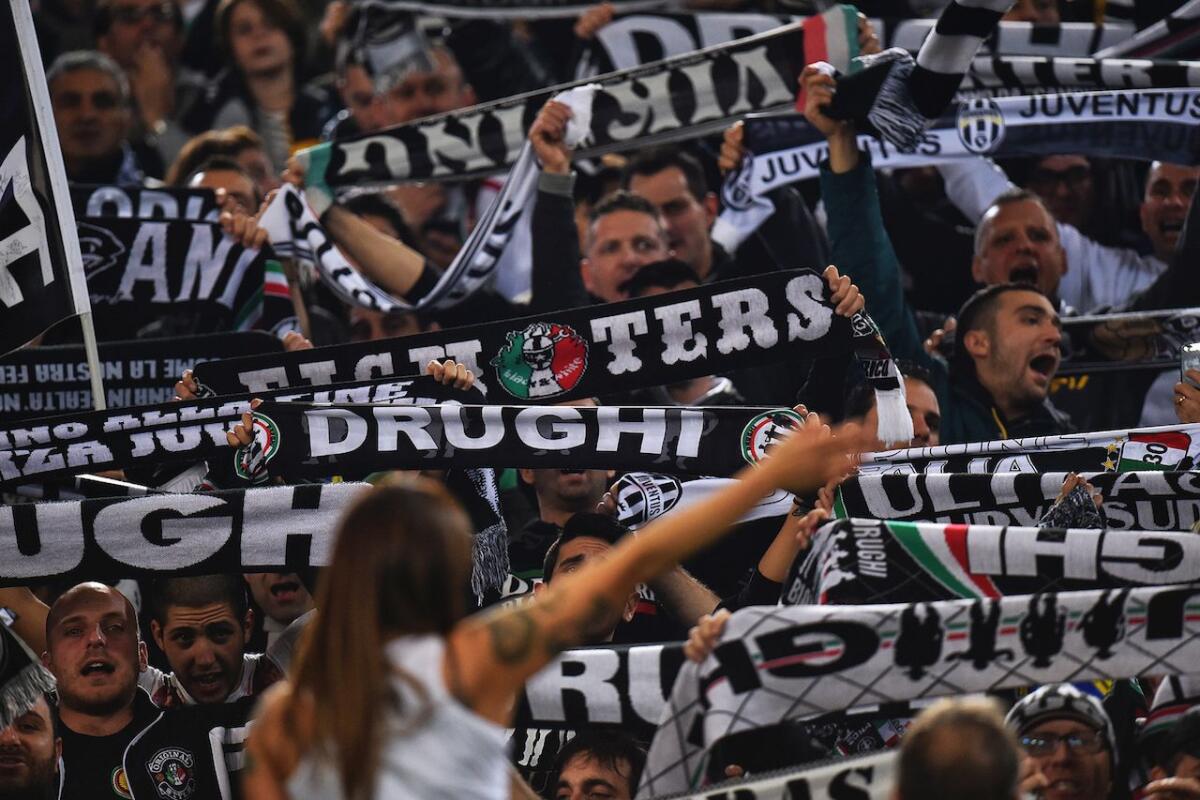 Vergognoso a Bologna: gli ultrà della Juventus danno vita a un corteo fascista nel centro della città - 