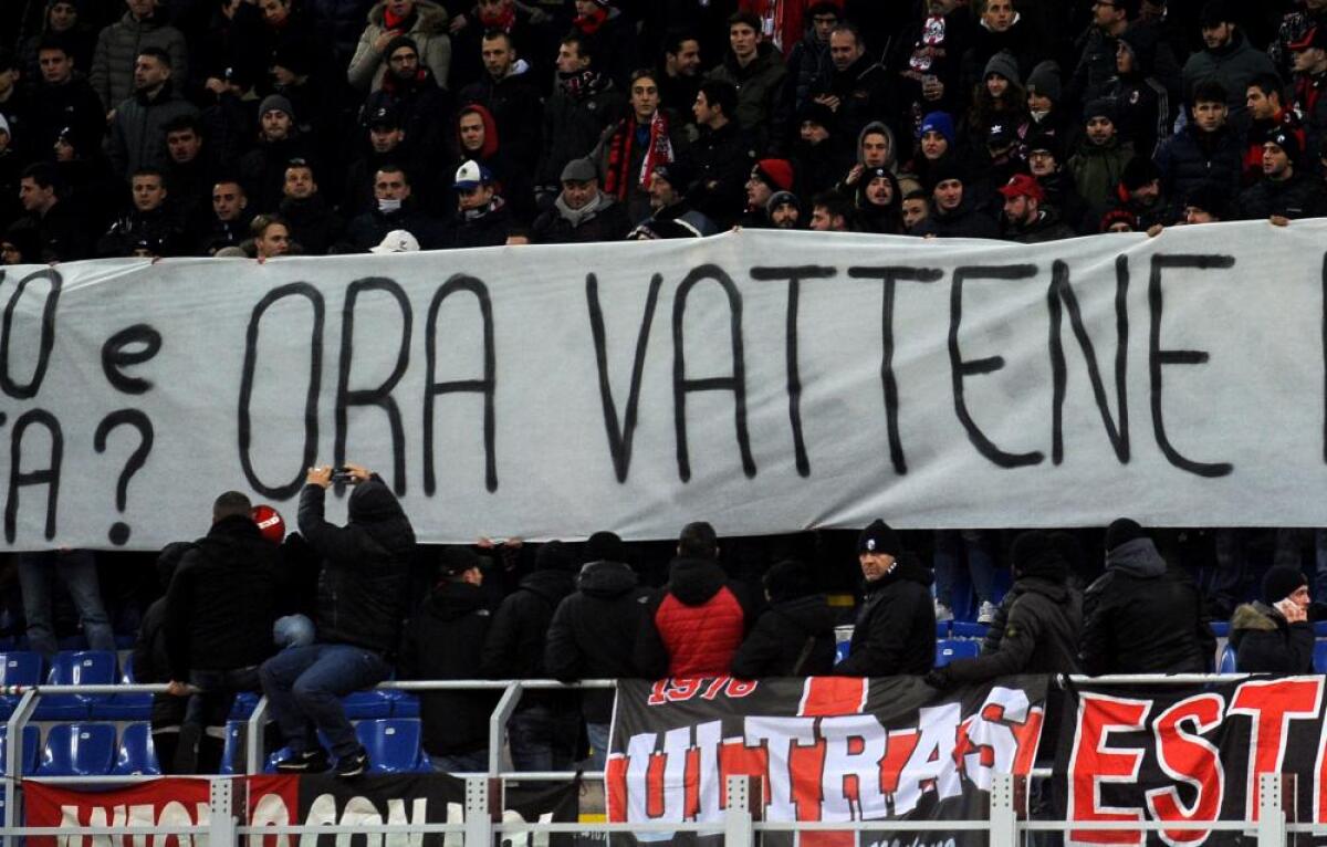 La Curva Sud del Milan dice basta, striscioni contro Donnarumma, tutte le foto della contestazione - 