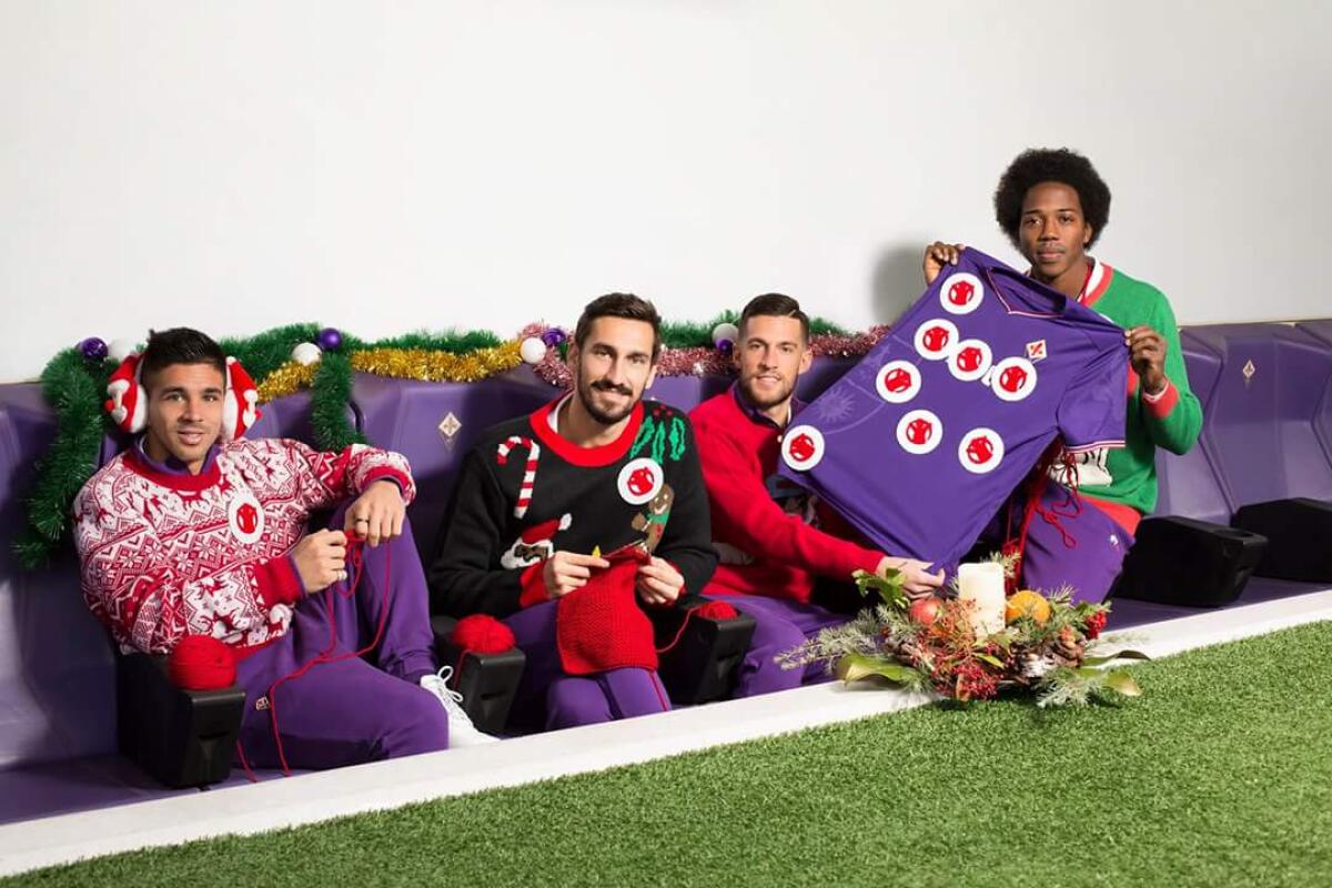 La Fiorentina in posa natalizia per Save The Children. Maglioni, renne, paraorecchie e calze - 