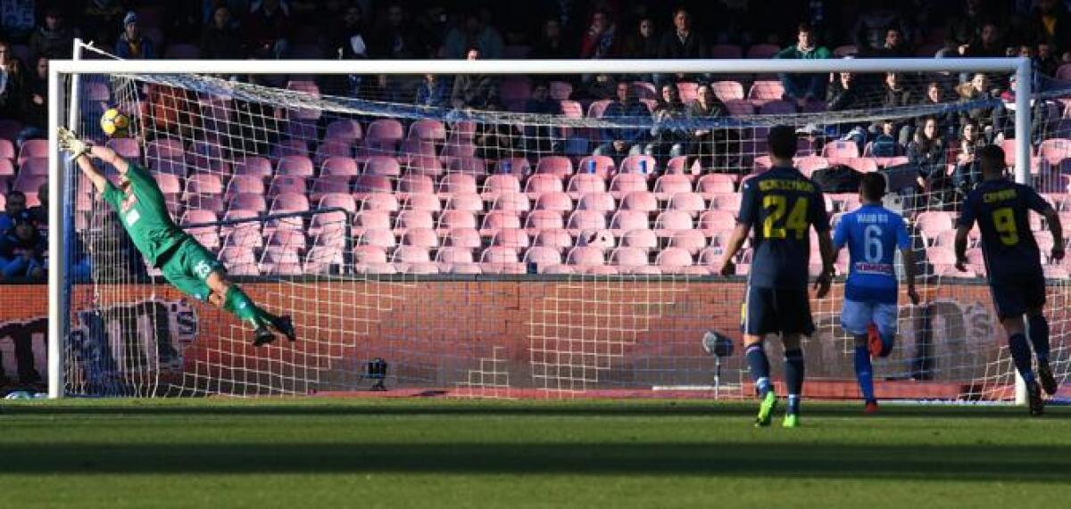 Serie A: vince il Napoli, cade ancora l'Inter. Genoa in extremis sul Benevento, pari Spal-Toro - 