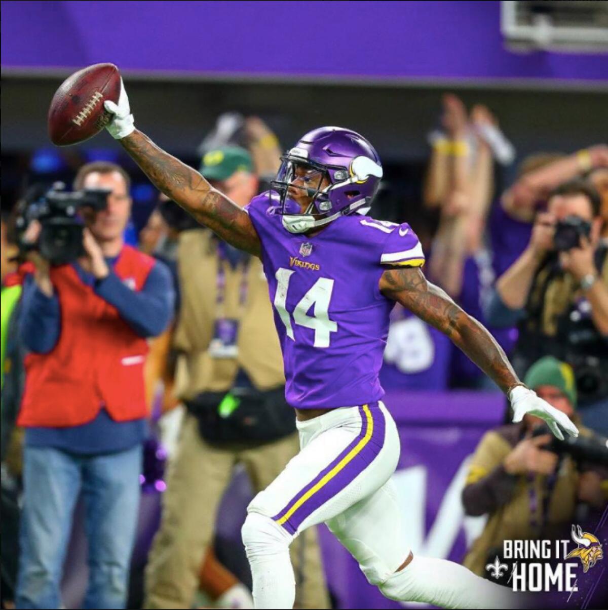 Sul profilo della Fiorentina una foto "strana", con un giocatore di football. La spiegazione... - 