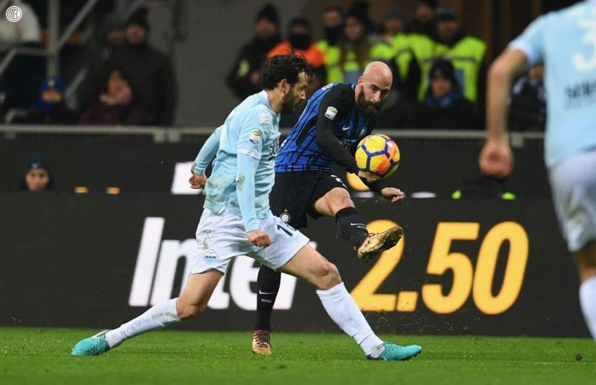 Borja Valero si prende diversi fischi nel primo tempo. Dopo l'amore, i fiorentini si dividono. - 