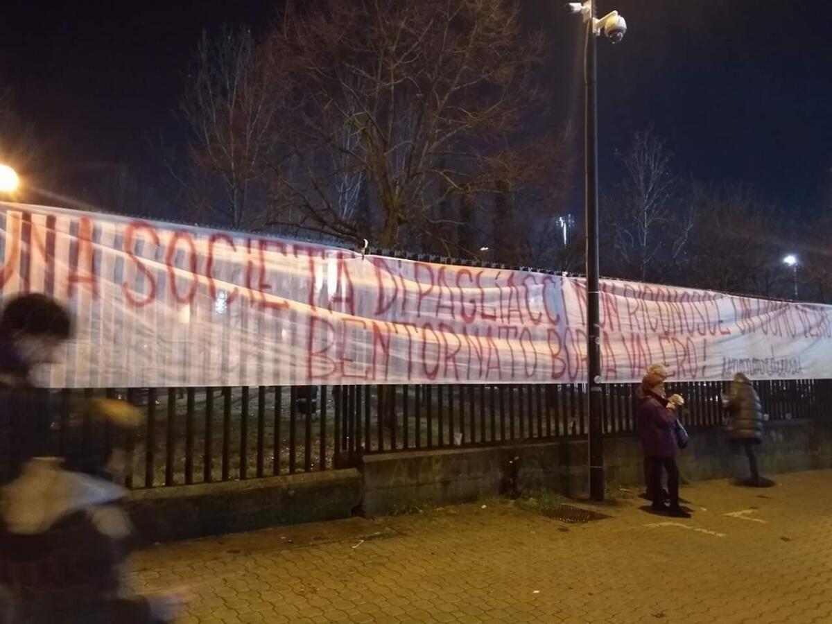 Lo striscione della Fiesole: "Una società di pagliacci non riconosce un uomo vero. Bentornato Borja Valero!". - 