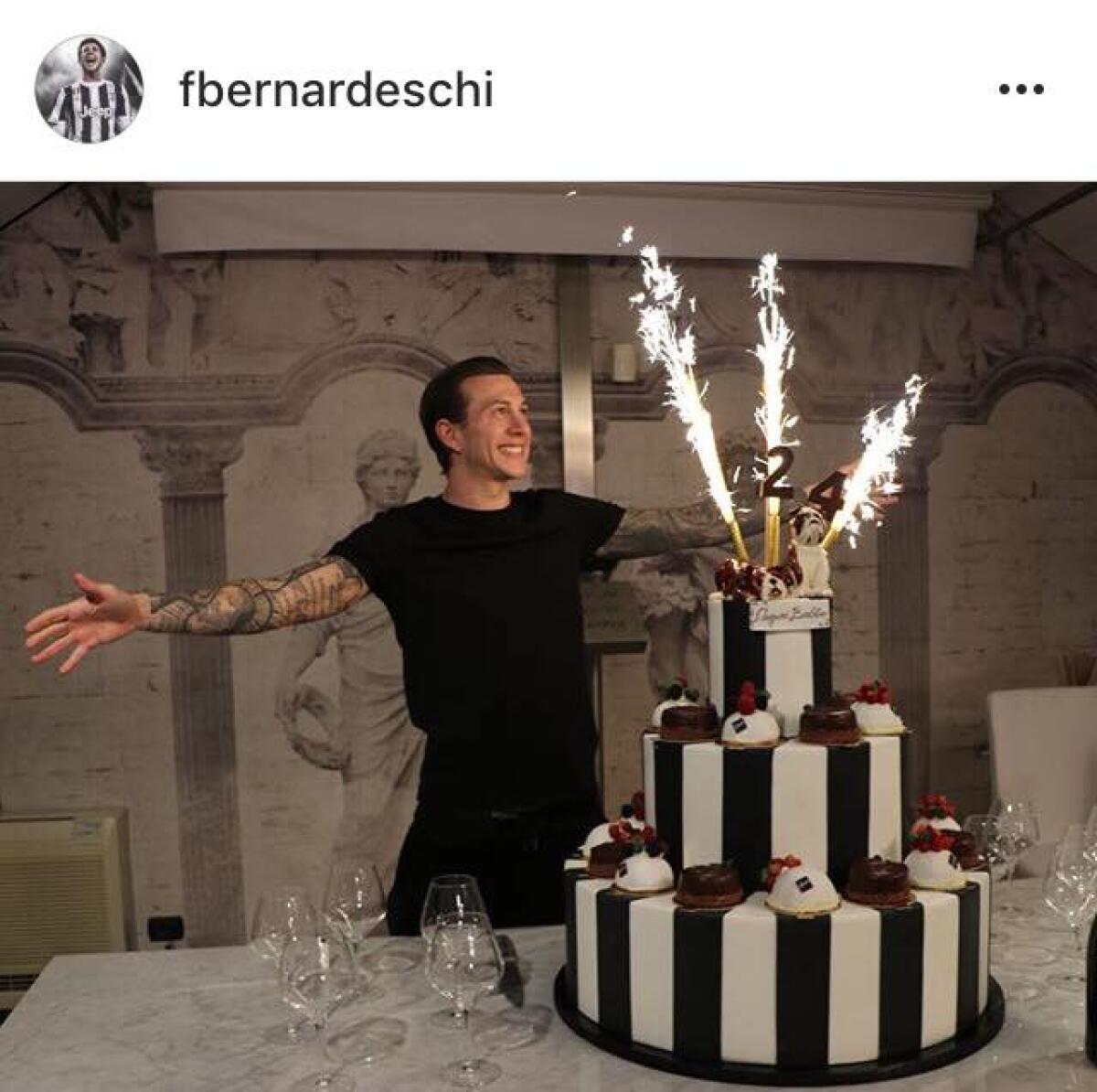Bernardeschi, Juve anche per il compleanno: festeggia i 24 anni con la torta bianconera - 