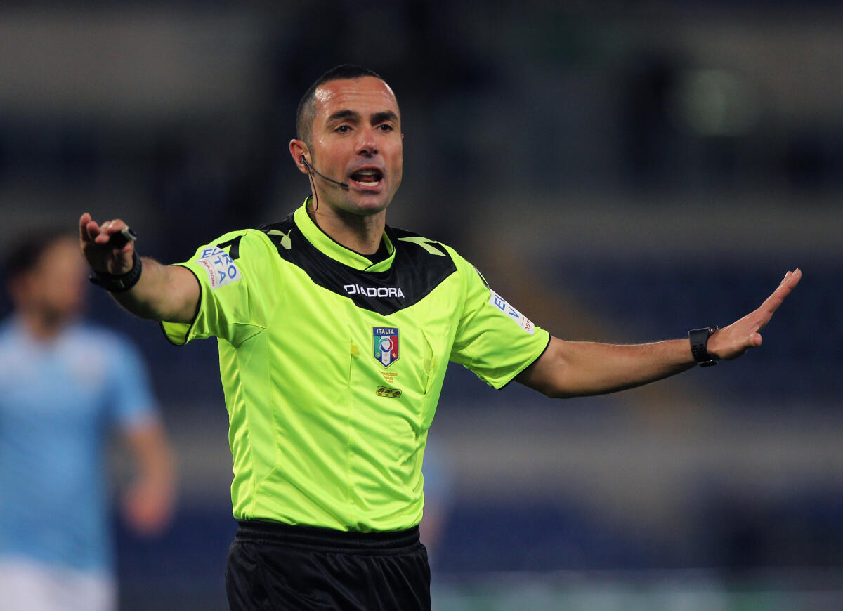 Gazzetta Dello Sport, Rizzoli e Nicchi promuovono l’arbitraggio di Guida a Firenze. Sulla decisione VAR... - ROME, ITALY - MARCH 13:  The referee Marco Guida gestures during the Serie A match between SS Lazio and Atalanta BC at Stadio Olimpico on March 13, 2016 in Rome, Italy.  (Photo by Paolo Bruno/Getty Images)