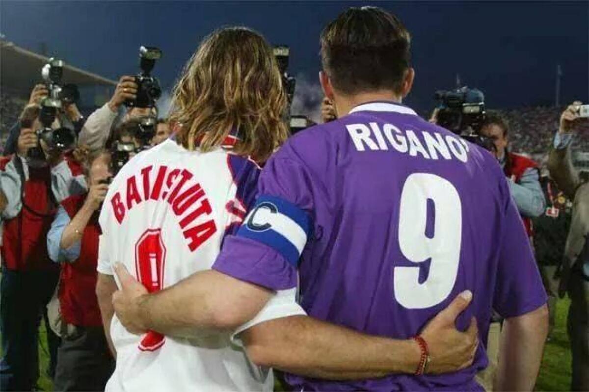 Riganò: "Buon compleanno Batigol, che onore indossare la tua maglia e ereditare il tuo coro" - 