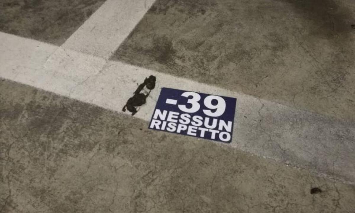 Adesivi shock a Firenze: "- 39, nessun rispetto". I morti dell'Heysel rievocati in attesa della Juve - 