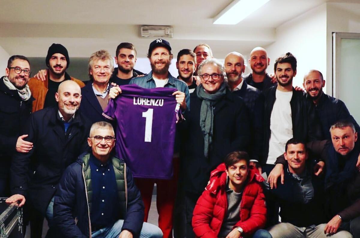 FOTO, Antognoni, Pioli, Saponara e Falcinelli regalano la maglia della Fiorentina a Jovanotti - 