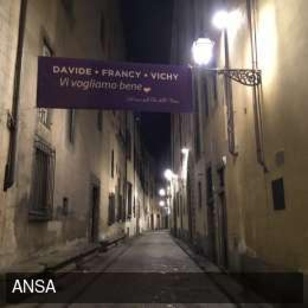 "Davide, Francy, Vichy, vi vogliamo bene": lo striscione dei vicini-amici per Astori - 