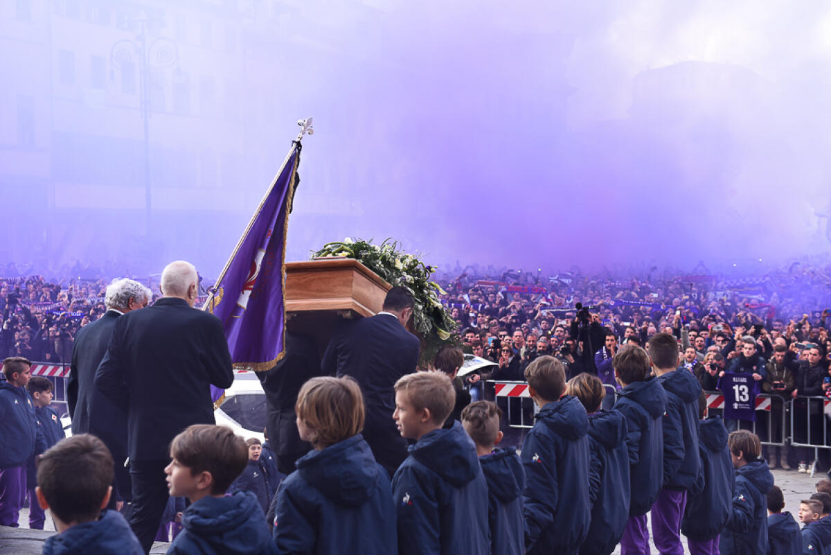 Di molte cose, nella vita, ci sfugge il senso... - Firenze, Piazza Santa Croce 8.03.2018, funerale di Davide Astori, Foto Fiorenzo Sernacchioli. Copyright Labaroviola.com