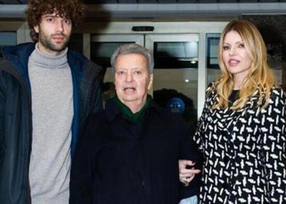 Vittorio Cecchi Gori lascia finalmente l'ospedale dopo il grave malore. Dimagrito e con Rita Rusic al suo fianco - 