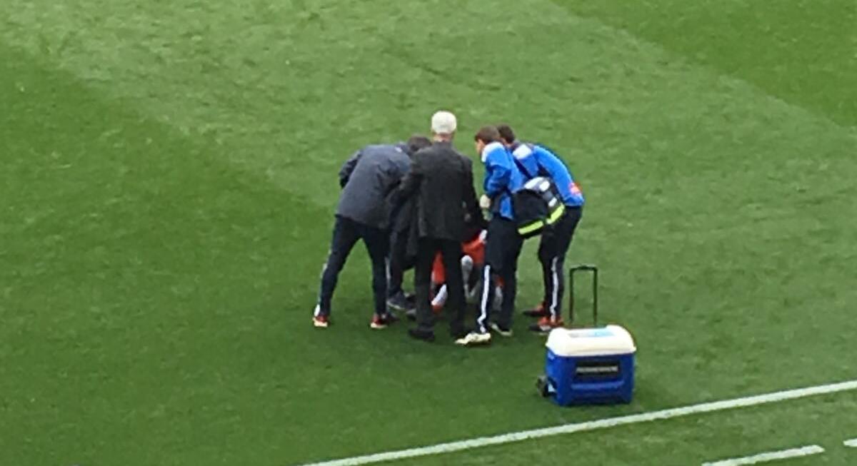 Carlos Sanchez avvisato in campo di morte Astori, si accascia ed ha un malore - 