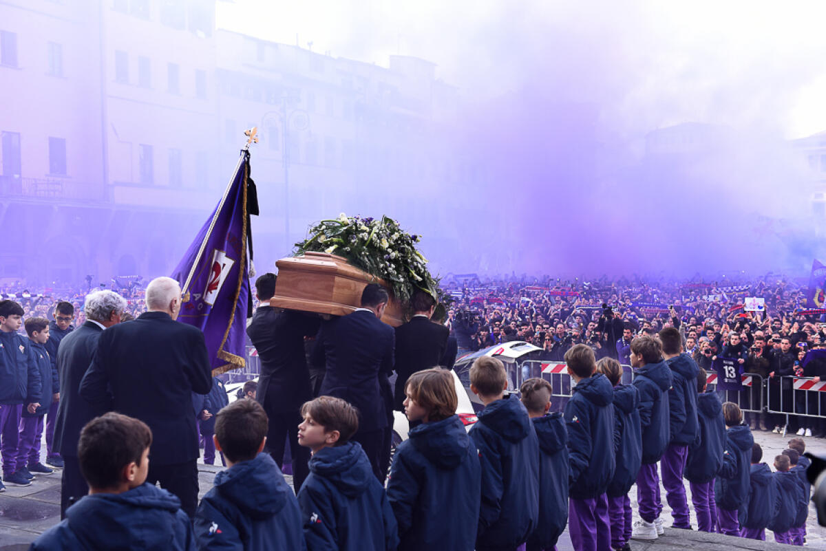 VIDEO, La Fiorentina ringrazia così i tifosi viola presenti a Santa Croce "C'è solo un capitano" - Firenze, Piazza Santa Croce 8.03.2018, funerale di Davide Astori, Foto Fiorenzo Sernacchioli. Copyright Labaroviola.com