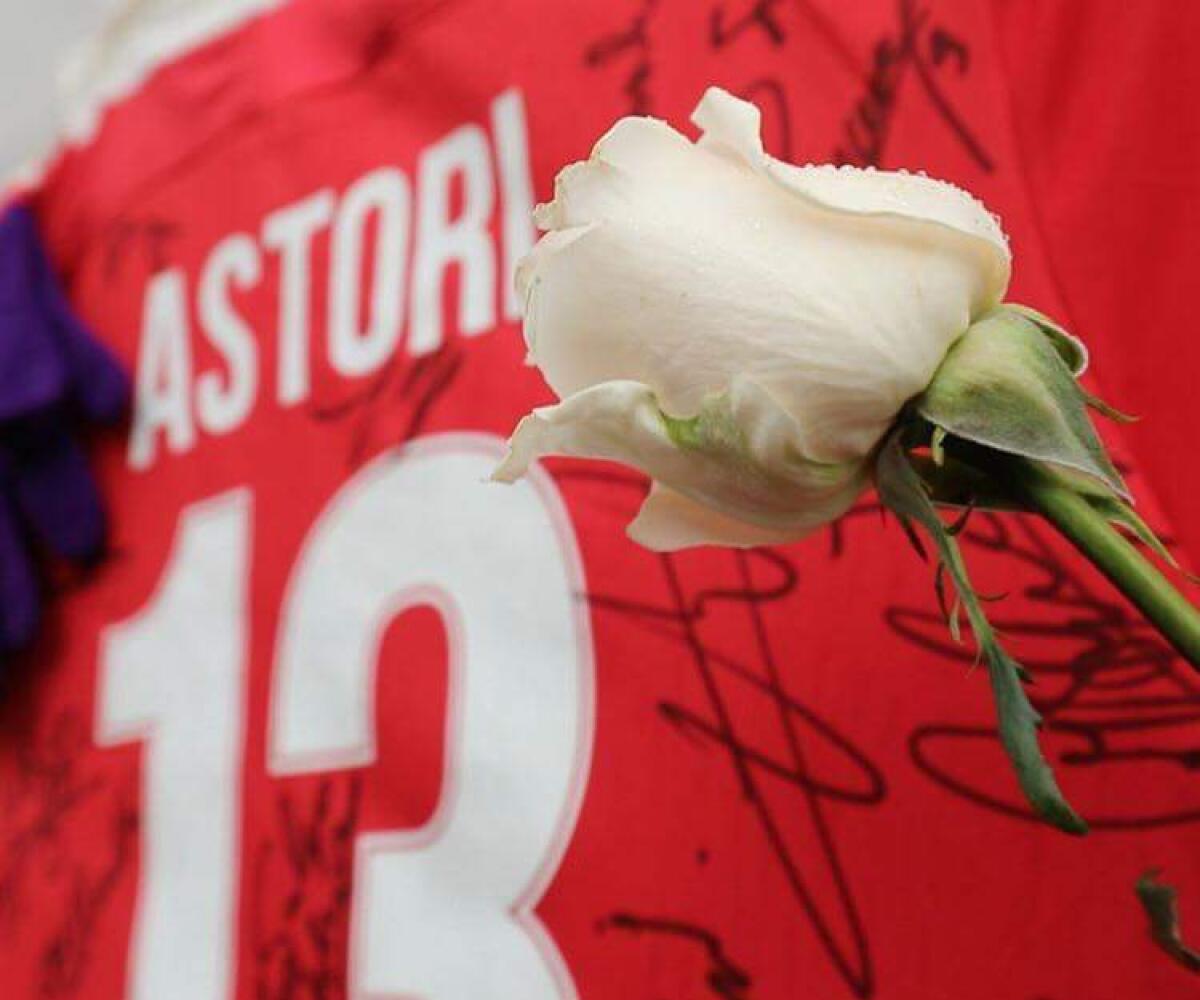 La Fiorentina ha consegnato alla famiglia di Astori le maglie affisse ai cancelli del Franchi - 