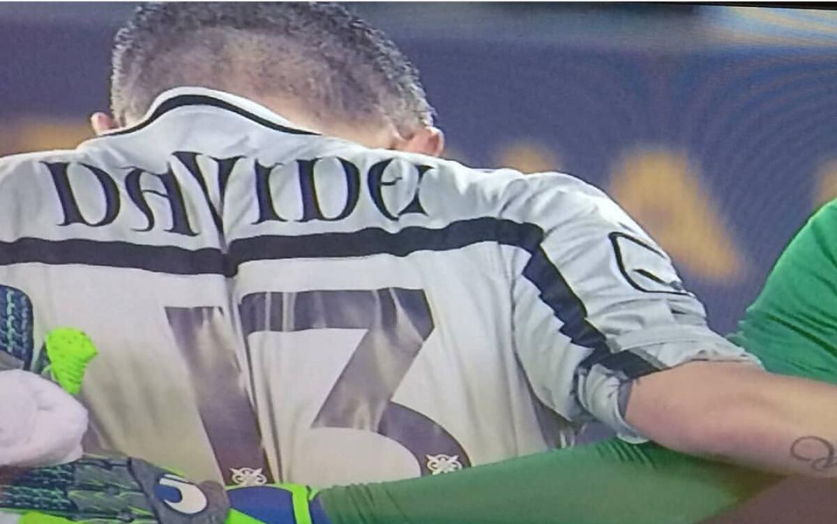 Il Chievo omaggia così Astori, nome sulla maglia, numero 13, fascia dedicata - 