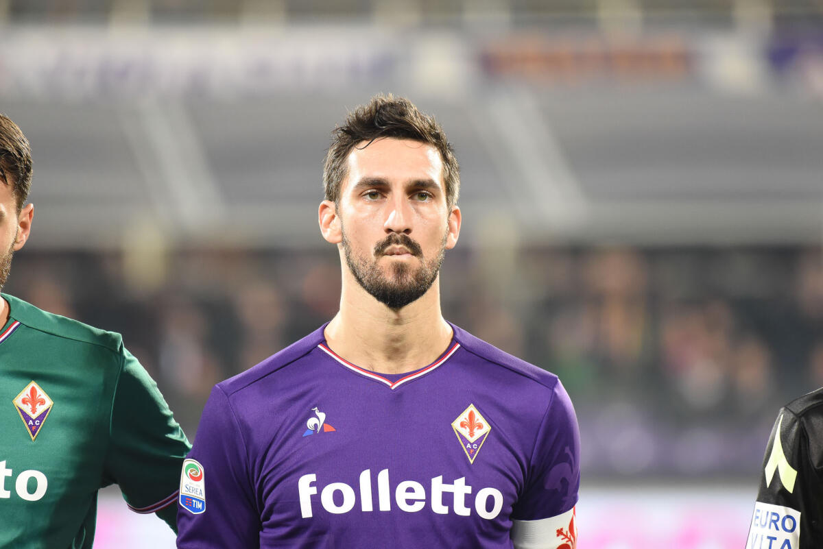 Astori, la maglia viola e la fascia da capitano appoggiate sulla bara del difensore viola - Firenze, stadio Artemio Franchi, 5.01.2018, Fiorentina-Inter, Foto Fiorenzo Sernacchioli. Copyright Labaroviola.com Astori