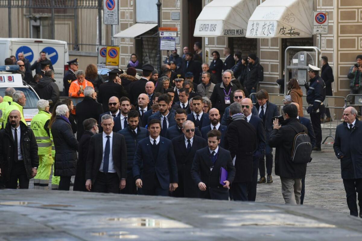 Dalla Fiorentina ai Della Valle fino alla Juventus e all'Inter. Tutte le foto degli arrivi al funerale - 