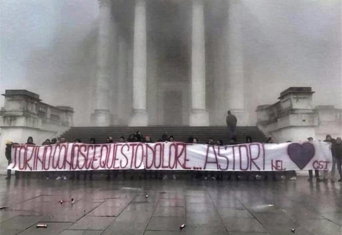 I tifosi del Toro espongono a Superga uno striscione per Astori "Torino conosce questo dolore" - 