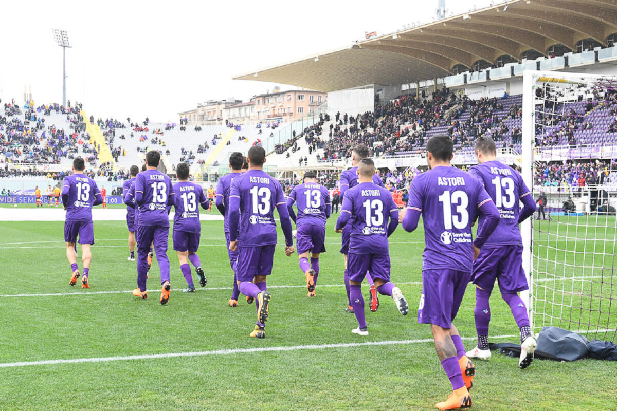 FOTO, Da Pioli al preparatore, tutta la Fiorentina entra in campo con la maglia di Astori - Firenze, stadio Artemio Franchi, 11.03.2018 Fiorentina-Benevento, Foto Fiorenzo Sernacchioli. Copyright Labaroviola.com Squadra