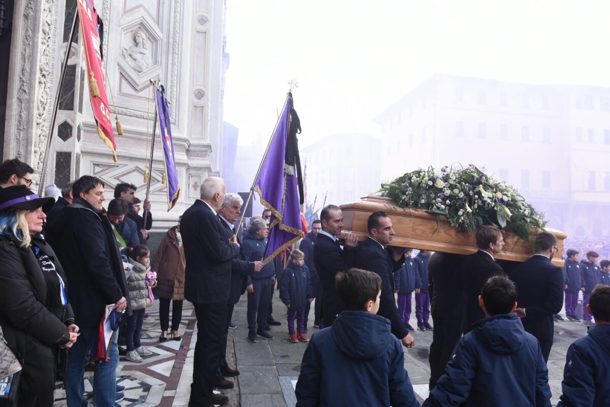 Genoa CFC: "Un ultimo saluto pieno di calore, tutto il popolo del calcio si è stretto attorno a Davide Astori" - Firenze, Piazza Santa Croce 8.03.2018, funerale di Davide Astori, Foto Fiorenzo Sernacchioli. Copyright Labaroviola.com