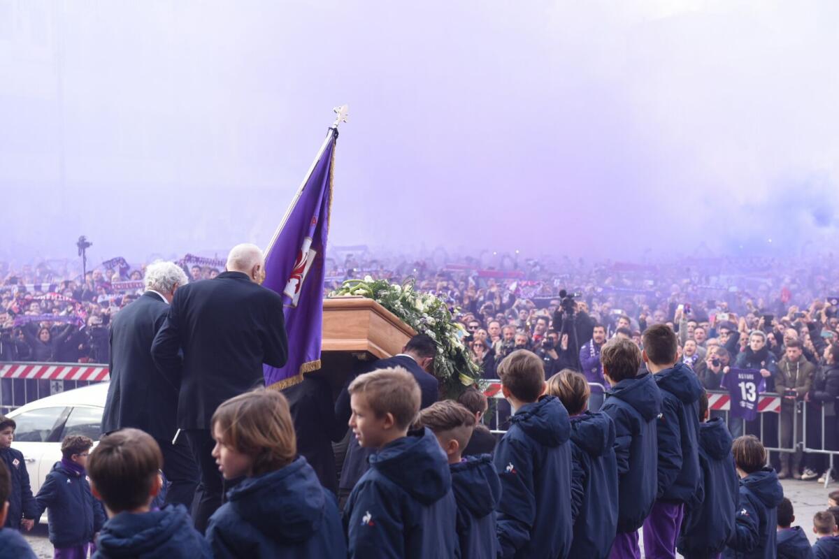 Lo straordinario abbraccio di Firenze per Astori. Una nuvola viola a Santa Croce - Firenze, Piazza Santa Croce 8.03.2018, funerale di Davide Astori, Foto Fiorenzo Sernacchioli. Copyright Labaroviola.com